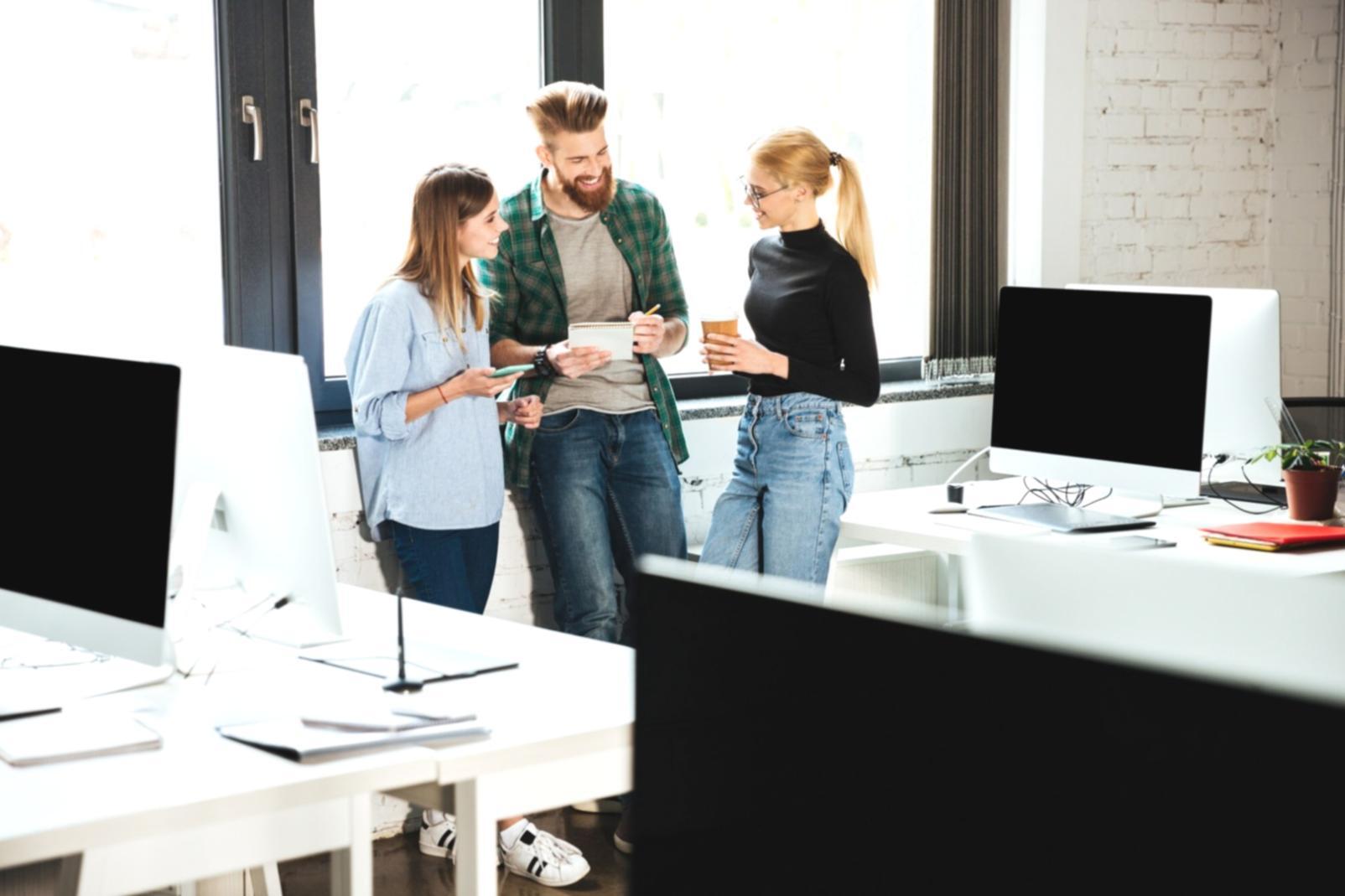 Équipe travaillant sur la consolidation budgétaire